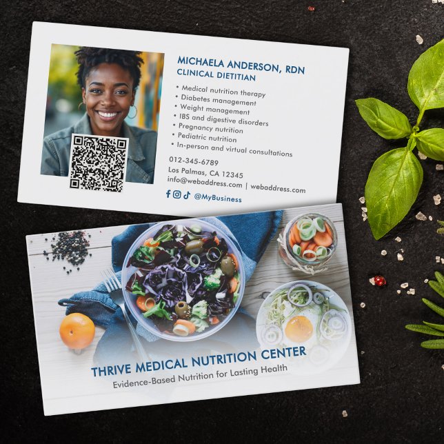 Carte De Visite Modern Dietitian/Nutritionist QR Code Social Media (Créateur téléchargé)