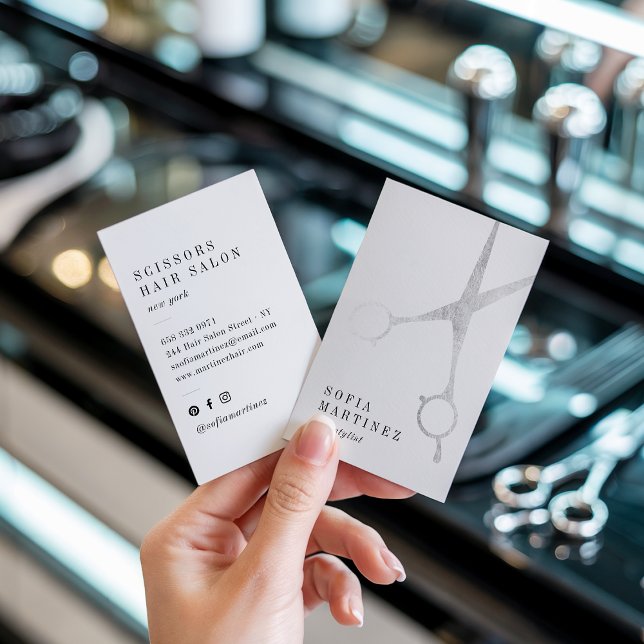 Carte De Visite Moderne chic en feuille d'argent coiffeuse ciseaux (Modern chic silver foil hairstylist scissors logo)