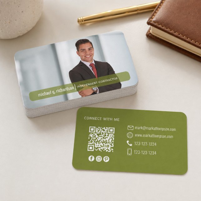 Carte de visite Moderne QR Code Photo Vert Olive  (Modern olive green business card featuring your photo, contact details, and QR code.)