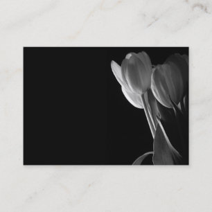 Carte De Visite Photo blanche de tulipes sur l'arrière - plan noir