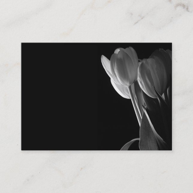 Carte De Visite Photo blanche de tulipes sur l'arrière - plan noir (Devant)