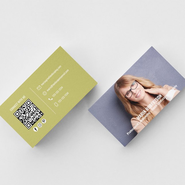 Carte De Visite Photo moderne Simple Gold QR Code Médias sociaux (Simple and minimalist gold and white business card. )