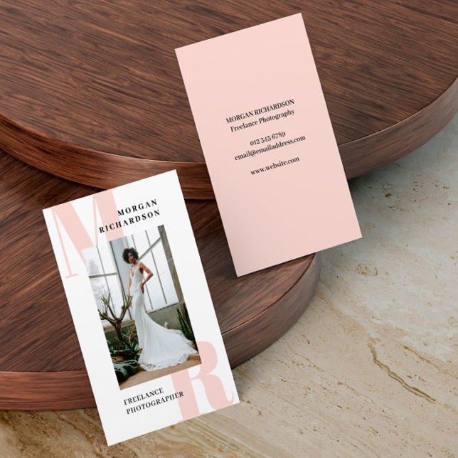 Carte De Visite Photographe de typographie rose pâle des initiaux (Créateur téléchargé)