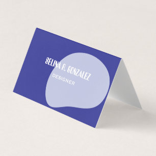 Carte de visite pliée avec design bleu cool-neutre
