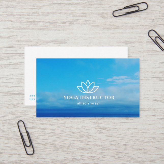 Carte De Visite Professeur de Yoga Instructeur Ciel bleu Zen (Devant/Arrière en situation)