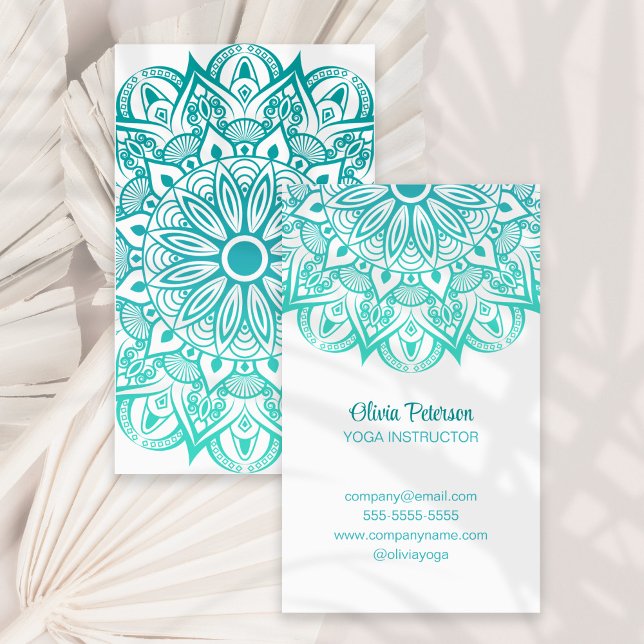 Carte De Visite Professeur de Yoga moderne Turquoise Mandala (Modern Yoga Teacher Turquoise Mandala Business Card on a sunny dry palm leaf.)