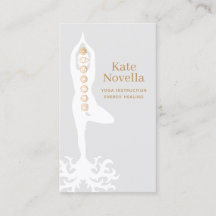 Professeur de yoga, Pose d'arbre avec racines et c