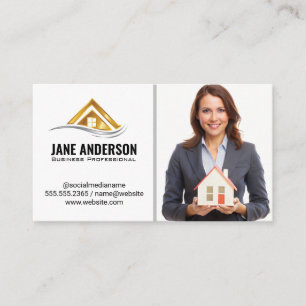 Carte De Visite Realtor Holding Home   Femme d'affaires