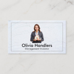Carte De Visite Realtor Holding House Prop   Femme d'affaires