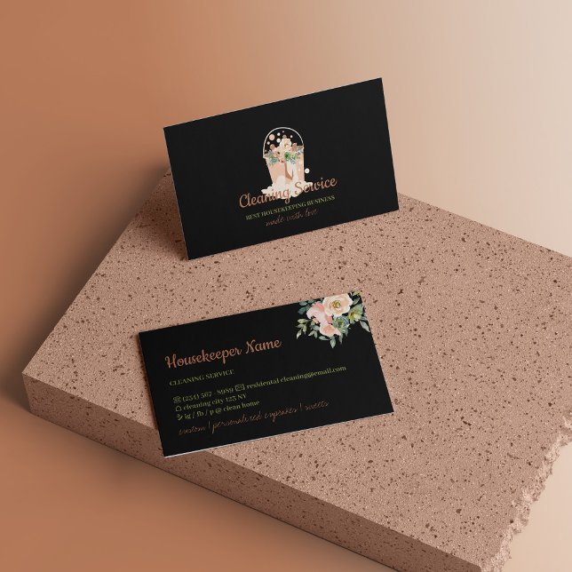 Carte De Visite Service de nettoyage des domestiques en beige noir (Black Beige Maid Cleaning Service Housekeeping Business Card)