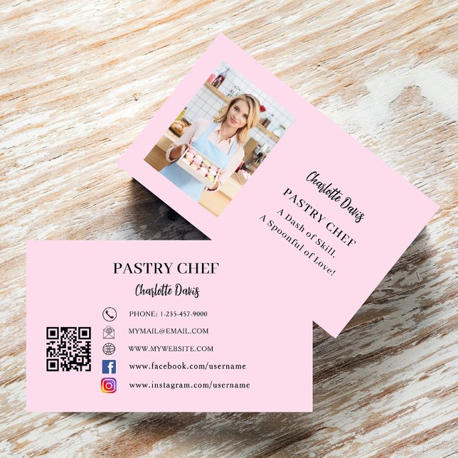 Carte De Visite slogan photo du chef pâtissier code QR rose (Créateur téléchargé)