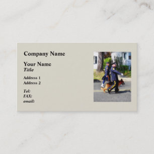 Carte De Visite Un policier et un chien de police en défilé