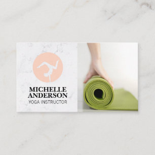 Carte De Visite Une Femme Roulant Le Mat De Yoga