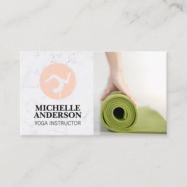 Carte De Visite Une Femme Roulant Le Mat De Yoga (Devant)
