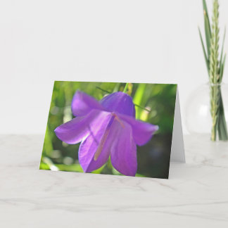 Carte de voeux de fleur violette