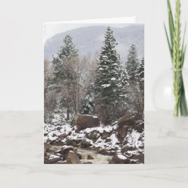 carte de vœux de vacances au ruisseau enneigé