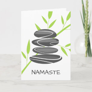 Carte de vœux de yoga de méditation avec des pierr