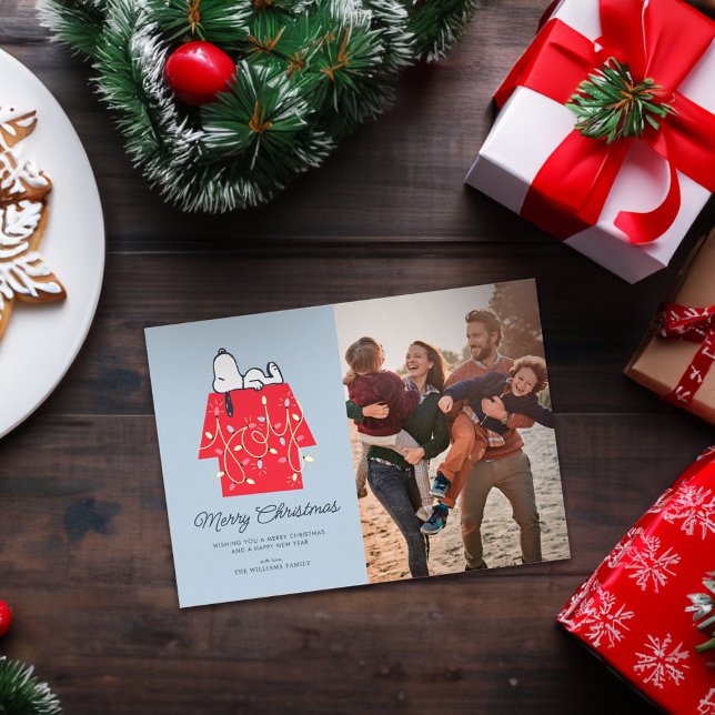 Carte De Vœux En Aluminium cacahuètes | Snoopy's Holiday Dreamer Family Photo (Card on table)
