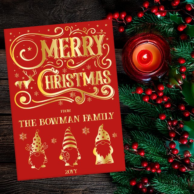 Carte De Vœux En Aluminium Calligraphie Joyeux Noël Gnomes Salutation familia (Vintage Calligraphy Look "Merry Christmas" and Cute Gnome Trio Christmas Holiday Gold Foil Red Card)