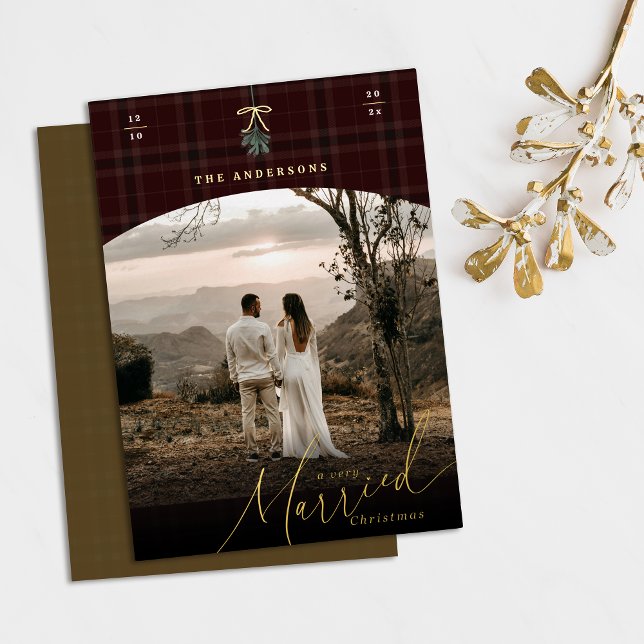 Carte De Vœux En Aluminium Photo de Noël Gold très mariée (Gold foil A very married Christmas photo Christmas card with a dark red plaid background. Arch frame)