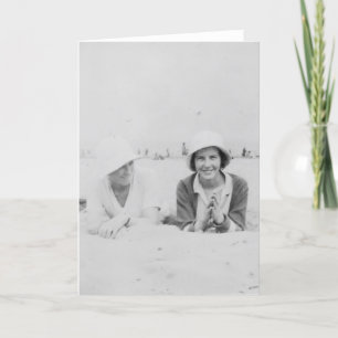 Carte de voeux femme sur la plage Vieux noir et bl