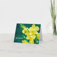 Carte de vœux orchidée jaune sur fond vert