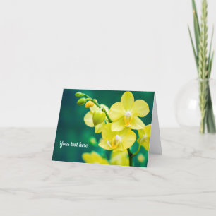 Carte de vœux orchidée jaune sur fond vert