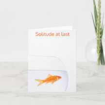 Carte de voeux pliée de poisson rouge solitaire