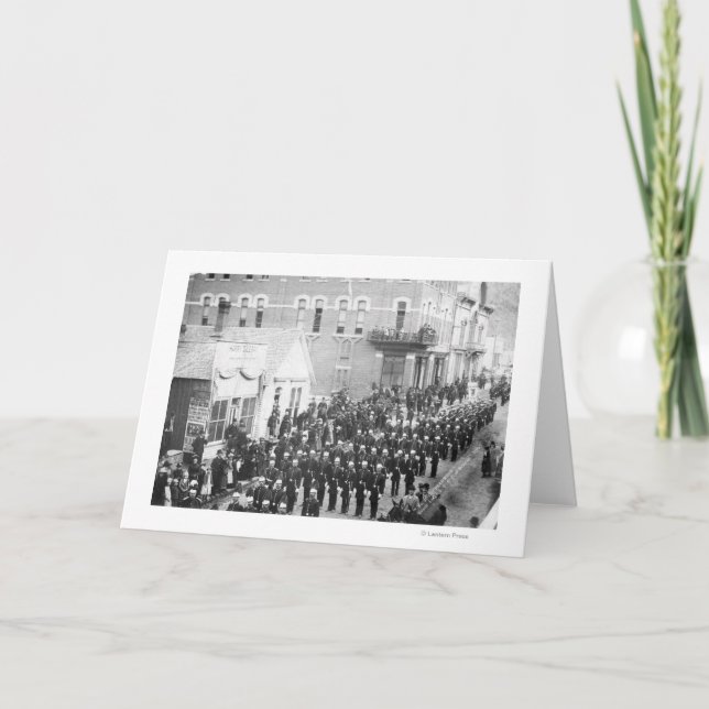 Carte Défilé de rue en bois mort, photographie (Devant)