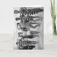 Des hommes vintages en maillot de bain avec une fe