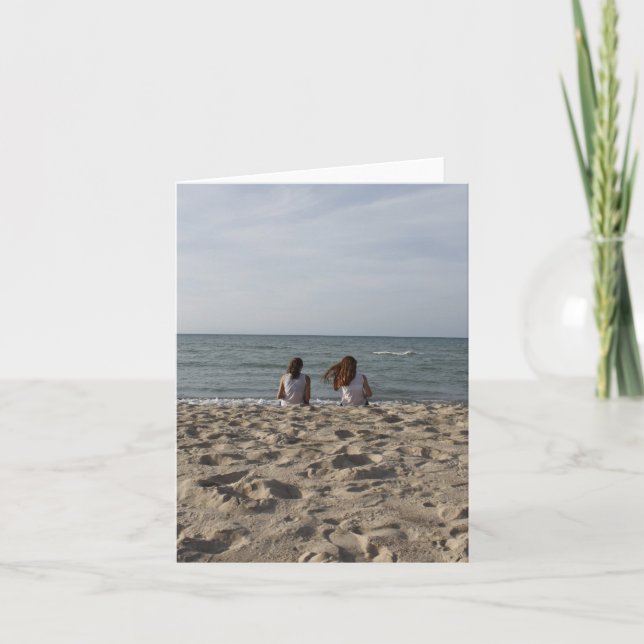 Carte Deux filles sur la plage sablonneuse : Océan (Devant)