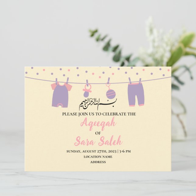 Carte d'invitation instantanée de fille Aqiqah jau (Debout devant)