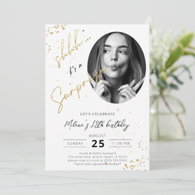 Carte d'invitation or surprise Anniversaire avec p (Debout devant)