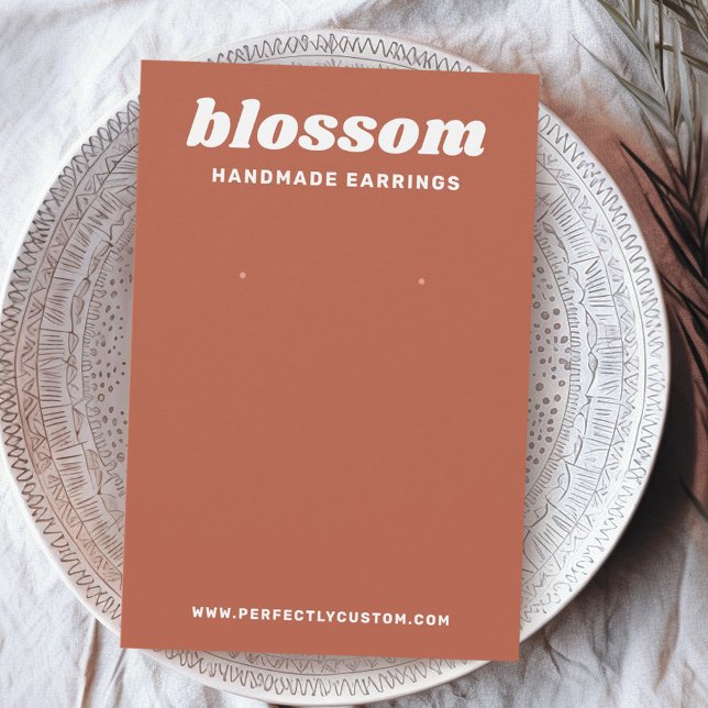 Carte d'oreille de la police de caractères rétro m (Terracotta brown retro font logo earring card)