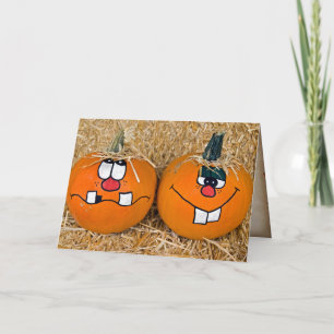 Carte drôle de citrouilles de Thanksgiving sur hay bale