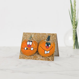 Carte drôle de citrouilles de Thanksgiving sur hay bale