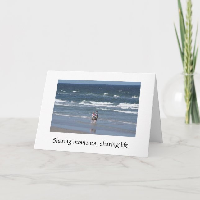 Carte du couple se promenant sur la plage de l'océ (Devant)
