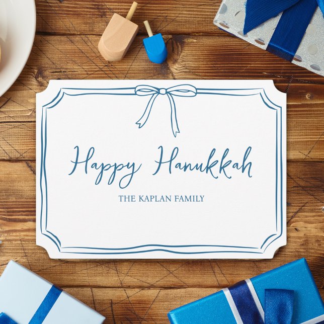Carte Elégant Bleu Bow Personnalisé Happy Hanoukka (Classic blue and white design captures the spirit of Hanukkah in a chic, refined style.)