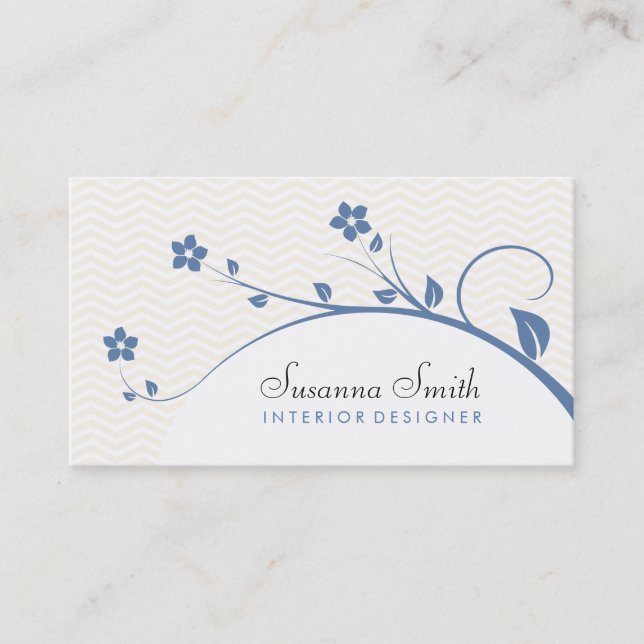 Carte élégante avec des fleurs bleues et chevrón (Devant)