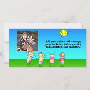 Carte Enfants jouant à l'extérieur pendant une journée e