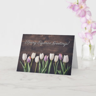 Carte Équinoxe de printemps avec tulipes et beauté du bo