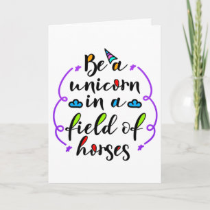 Carte Être une licorne dans un champ de chevaux Typograp