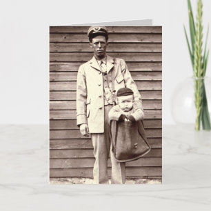 Carte Facteur en uniforme avec le bébé dans le sac