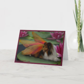 Carte Fée de Sheltie sur une protection de lis. psd de