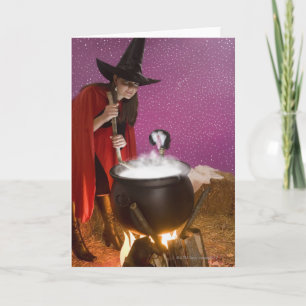 Carte Femme en costume de sorcière en remuant chaudron