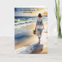 Femme sympathique marchant sur la plage