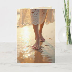 Carte Femme Sympathique Marchant Sur Le Sable Humide