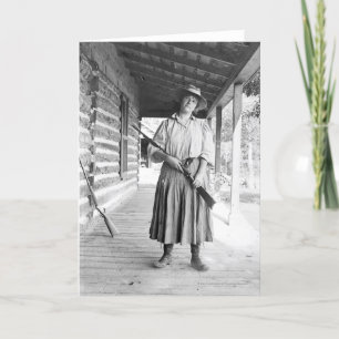 Carte Femme tenant un fusil sur un porche