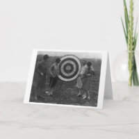 Femmes examinant la photographie de cible de tir à