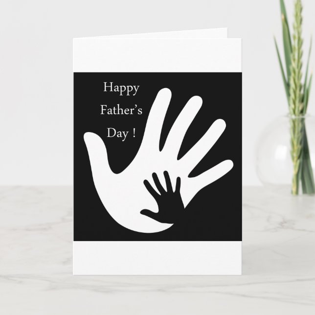 Carte Fête des pères heureuse avec des mains de père et (Devant)